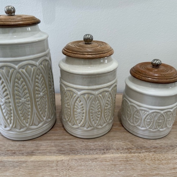 Elegant White Scalloped Pedestal Bowl - Picture 2 of 3